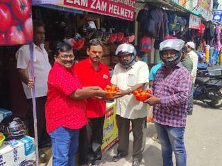 Buy Helmet Get Tomato:  ஒரு ஹெல்மெட் வாங்கினால் ஒரு கிலோ தக்காளி இலவசம் -எங்கு தெரியுமா..?