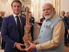 PM Modi France Visit: पीएम मोदी ने इमैनुएल मैक्रों को गिफ्ट किया सितार और उनकी पत्नी को दी सिल्क की साड़ी, फ्रांस के राष्ट्रपति से क्या मिला?