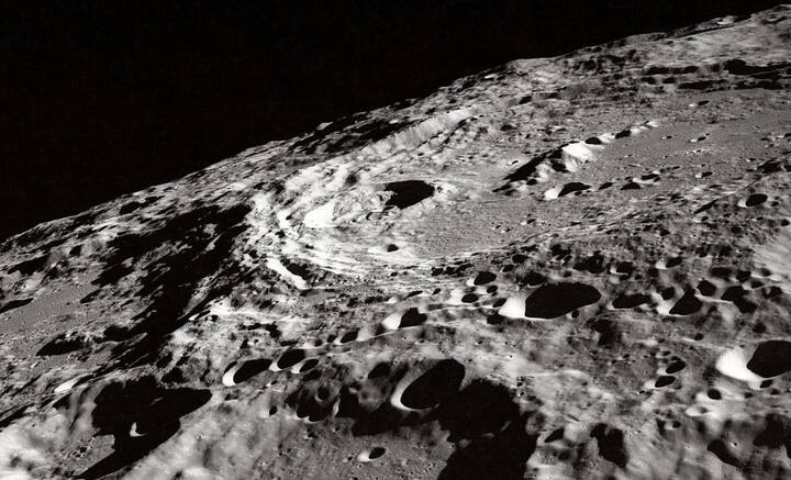 চন্দ্রযান-৩ মহাকাশযানের সফল উৎক্ষেপন করল ভারত। চাঁদের দক্ষিণ মেরুতে পৌঁছতে একমাসের একটু বেশি সময় লাগবে তার। এই অভিযান ঘিরে প্রত্যাশা এবং উৎসাহ দুই-ই তুঙ্গে। কারণ চাঁদের বুকে জেগে আকা বৃহদাকার গহ্বর, খানাখন্দ পেরিয়ে গবেষণা চালাবে ‘চন্দ্রযান-৩’।