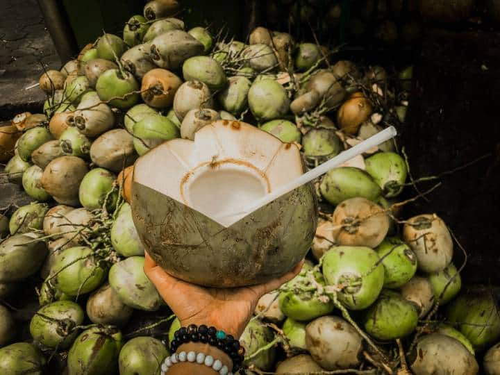 नारळ पाणी हे एक स्वादिष्ट आणि पौष्टिक पेय आहे, जे गर्भवती महिलांसाठी खूप फायदेशीर आहे.