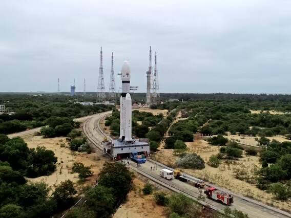 બીજો તબક્કો લૂનાર ટ્રાન્સફર ફેઝ છે, જેમાં ચંદ્રયાન-3ને ચંદ્ર તરફ મોકલવાનો સમાવેશ થાય છે. આ તબક્કામાં માર્ગ ખસેડવામાં આવે છે અને અવકાશયાન ભૂસ્થિર ભ્રમણકક્ષામાંથી ચંદ્ર તરફ તેની મુસાફરી શરૂ કરે છે.