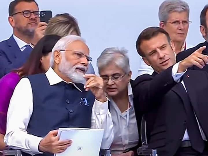 वहां पूरी परेड के दौरान मैक्रों मोदी को पारंपरिक परेड की विशेषताओं के बारे में बताते हुए दिखे.
