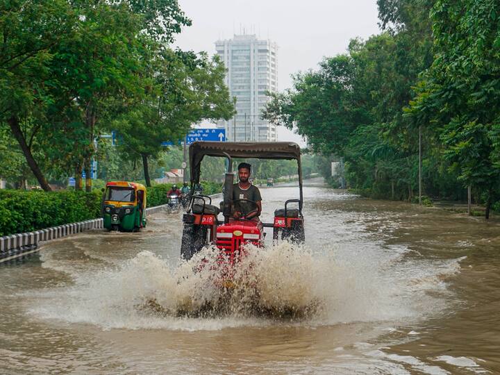 Vehicles make their way through a waterlogged road at ITO. The flooding in ITO and Rajghat areas has led the authorities to impose curbs on movement of traffic. (Source: PTI)