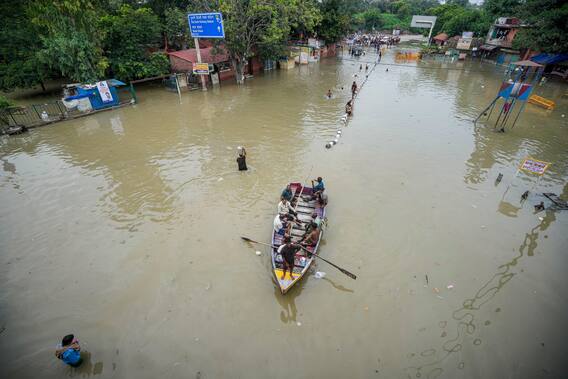 Monsoon Weather Update: मौसम का मकड़जाल! आधा भारत बारिश और बाढ़ से परेशान, देखिए आसमानी आफत की तस्वीरें Monsoon Weather Update: मौसम का मकड़जाल! आधा भारत बारिश और बाढ़ से परेशान, देखिए आसमानी आफत की तस्वीरें