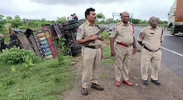 Tomato Lorry Overturned: టమాటా లారీ బోల్తా పడిందని ఎగబడిన జనాలు! సెక్యూరిటీ చూసి షాక్ - అయినా భారీ నష్టం