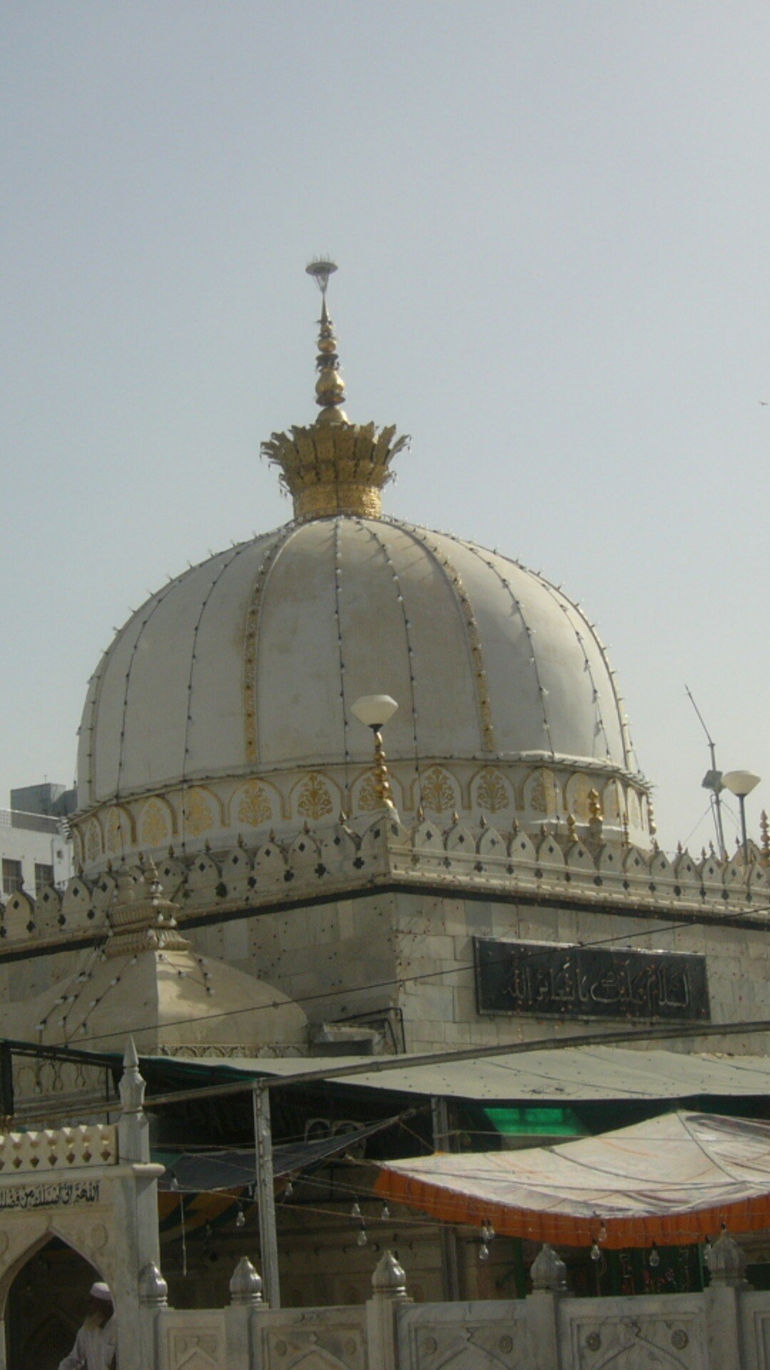 उनका जन्म 141-42 ई. में ईरान के