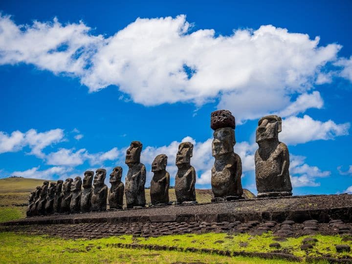 easter island sculptures did aliens visit earth thousands of years ago पृथ्वी पर सैकड़ों साल पहले एलियंस आए थे? जानिए इन विशालकाय मूर्तियों का रहस्य