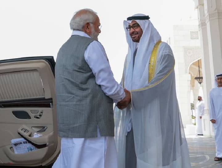 PM Narendra Modi Dubai Visit Prime minister reads gujarati newspapers during his foreign trips revealed a photo PM Modi Dubai Visit: विदेश यात्रा में भी गुजराती अखबार पढ़ते हैं पीएम मोदी, देखें तस्वीरें