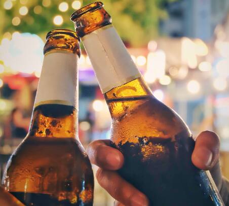 Never Eat These Things After Drinking Alcohol : ਅਜੋਕੇ ਸਮੇਂ ਵਿੱਚ ਖਾਸ ਕਰਕੇ ਨੌਜਵਾਨਾਂ ਵਿੱਚ ਸ਼ਰਾਬ ਪੀਣ ਦਾ ਰੁਝਾਨ ਬਹੁਤ ਵੱਧ ਗਿਆ ਹੈ। ਪੀਣ ਵਾਲਿਆਂ ਲਈ ਬੱਸ ਇੱਕ ਬਹਾਨਾ ਚਾਹੀਦਾ ਹੈ ਕਿਉਂਕਿ ਅੱਜ-ਕੱਲ੍ਹ ਇਹ ਇੱਕ ਆਮ ਗੱਲ ਹੋ ਗਈ ਹੈ। ਬਜ਼ਾਰ ਵਿੱਚ ਸ਼ਰਾਬ ਦੀਆਂ ਇੰਨੀਆਂ ਕਿਸਮਾਂ ਉਪਲਬਧ ਹਨ ਕਿ ਹਰ ਕੋਈ ਆਪਣੀ ਪਸੰਦ ਅਨੁਸਾਰ ਸ਼ਰਾਬ ਪੀਣਾ ਪਸੰਦ ਕਰਦਾ ਹੈ।  ਤੁਸੀਂ ਇੱਕ ਗੱਲ ਜ਼ਰੂਰ ਨੋਟ ਕੀਤੀ ਹੋਵੇਗੀ ਕਿ ਘਰ ਦੀ ਪਾਰਟੀ, ਬਾਰ, ਪੱਬ ਜਾਂ ਹੋਟਲ ਵਿੱਚ ਸ਼ਰਾਬ ਦੇ ਨਾਲ ਕਈ ਖਾਣ-ਪੀਣ ਦੀਆਂ ਚੀਜ਼ਾਂ ਵੀ ਪਰੋਸੀਆਂ ਜਾਂਦੀਆਂ ਹਨ। ਲੋਕ ਖਾਂਦੇ ਵੀ ਹਨ। ਲੋਕ ਅਕਸਰ ਸ਼ਰਾਬ ਦੇ ਨਾਲ-ਨਾਲ ਖਾਣ-ਪੀਣ ਦੀਆਂ ਚੀਜ਼ਾਂ ਦਾ ਆਰਡਰ ਦਿੰਦੇ ਹਨ। ਪਰ ਕੀ ਤੁਸੀਂ ਜਾਣਦੇ ਹੋ ਕਿ ਕੁੱਝ ਅਜਿਹੇ ਭੋਜਨ ਪਦਾਰਥ ਹਨ ਜਿਨ੍ਹਾਂ ਨੂੰ ਸ਼ਰਾਬ ਦੇ ਨਾਲ ਜਾਂ ਸ਼ਰਾਬ ਪੀਣ ਤੋਂ ਬਾਅਦ ਨਹੀਂ ਖਾਣਾ ਚਾਹੀਦਾ ਹੈ। ਇਸ ਕਾਰਨ ਤੁਹਾਨੂੰ ਸਿਹਤ ਸੰਬੰਧੀ ਸਮੱਸਿਆਵਾਂ ਹੋ ਸਕਦੀਆਂ ਹਨ।