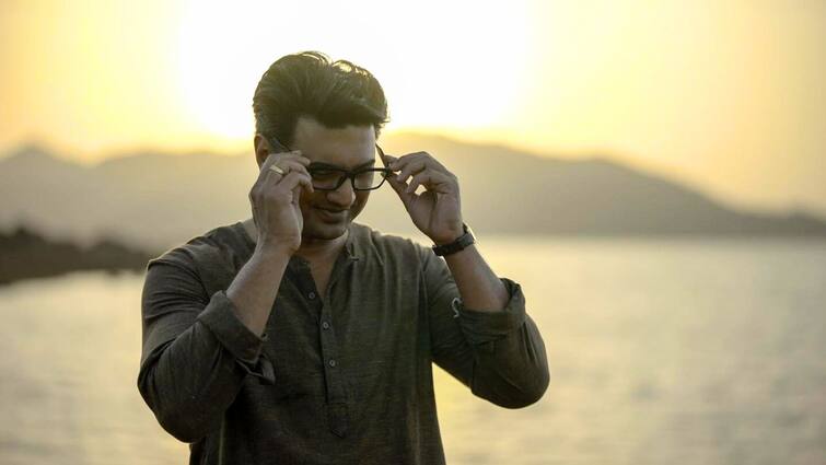 Dev on Byomkesh: Netizen praised dev over his Byomkesh look, know what actor said about negative reactions Dev on Byomkesh: টিজার মুক্তিতে ব্যোমকেশের প্রশংসা নেটদুনিয়ায়, 'সমালোচনাও গুরুত্বপূর্ণ', বলছেন দেব