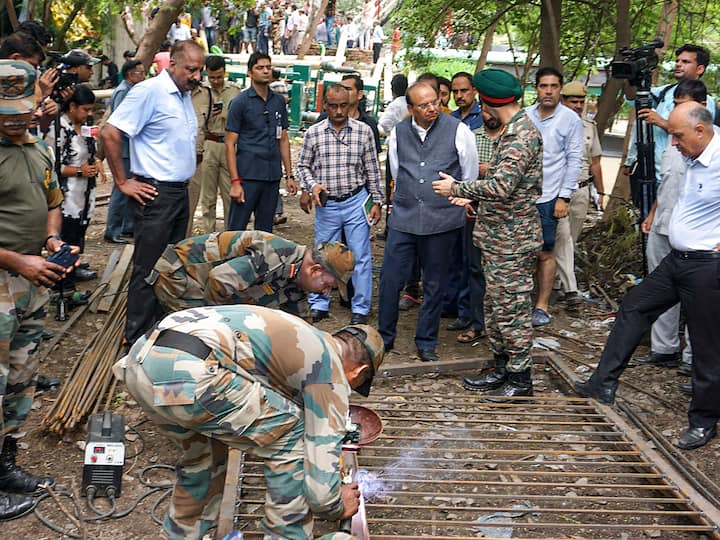 The Army had also cleared of silt and sludge that had jammed five gates of the ITO barrage. The breach had led the river water to gush into Drain No-12 and damaged its regulator. (Image Source: PTI)