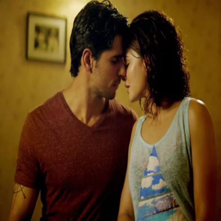 'अ जेंटलमैन' की शूटिंग के दौरान जैकलिन फर्नांडिस और सिद्धार्थ मल्होत्रा भी अपना आपा खो बैठे थे. ऐसे में किसिंग सीन के बाद डायरेक्टर ने सीन कट करने के लिए कहा तो दोनों ने उनकी बात नहीं सुनी और एक-दूसरे में खोए रहे.