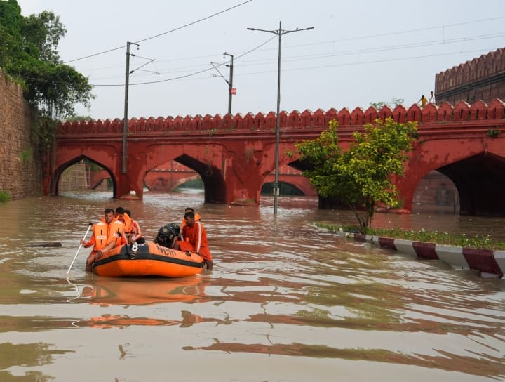 Delhi Floods: सदियों पुराना है दिल्ली और यमुना का रिश्ता... कभी हुआ करती थी लाल किले की शान, जानिए कैसे होती गई दूर River Yamuna history with Delhi and red fort after flood like situation in many parts of capital due to rise in water level Delhi Floods: सदियों पुराना है दिल्ली और यमुना का रिश्ता... कभी हुआ करती थी लाल किले की शान, जानिए कैसे होती गई दूर