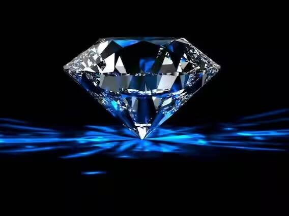 આ હીરાનું નામ છે De Beers Cullinan Blue Diamond. આ વાદળી રંગના હીરાને ખૂબ જ દુર્લભ માનવામાં આવે છે. તે 15.10 કેરેટનો છે જે $48 મિલિયનમાં હરાજી કરવામાં આવી હતી.