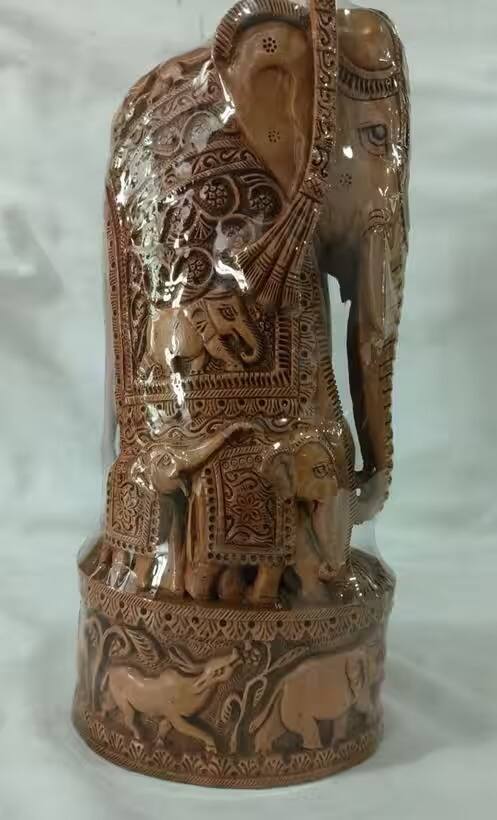 फ्रान्सच्या सिनेटचे जेरार्ड लॉर्चर यांनाही पंतप्रधान मोदींनी एक खास भेट दिली. ही भेट म्हणजे चंदनाच्या लाकडावर हातानं कोरलेली मूर्ती.