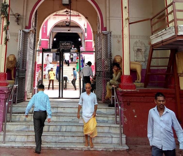 After Dwarka wearing short dresses has been banned even in this well-known temple of the state Dakor: દ્વારકા બાદ રાજ્યના આ જાણીતા મંદિરમાં પણ ટૂંકા વસ્ત્રો પહેરીને આવવા પર લગાવાયો પ્રતિબંધ