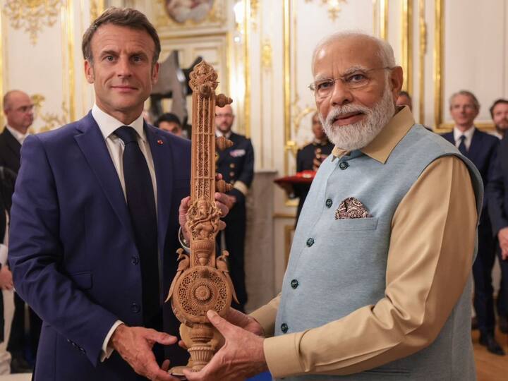 PM Modi Gifted Special Sitar For France President And Silk Saree For His Wife  PM Modi: ఫ్రాన్స్ అధ్యక్షుడి సతీమణికి తెలంగాణ చీరను బహుమతిగా ఇచ్చిన ప్రధాని మోదీ