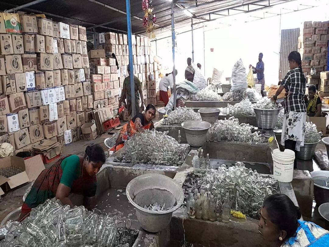 Tetro-Packs: ’மது பாட்டில் தடை செய்யப்பட்டால் எங்களின் நிலைமை..’ அரசின் அறிவிப்பால் பெண் தொழிலாளர்கள் வேதனை!