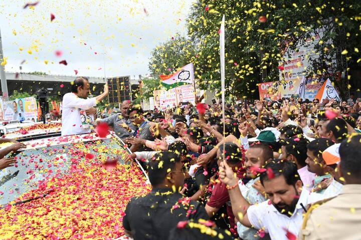 नाशिकरोड येथून मोटारसायकल रॅली काढत नाशिक रोड ये शासकीय विश्रामगृहापर्यंत त्यांचे शहरात ठिकठिकाणी जल्लोषात स्वागत करण्यात आले. या प्रसंगी माजी खासदार समीर भुजबळ यांनी त्यांच्या गाडीचे सारथ्य केले.