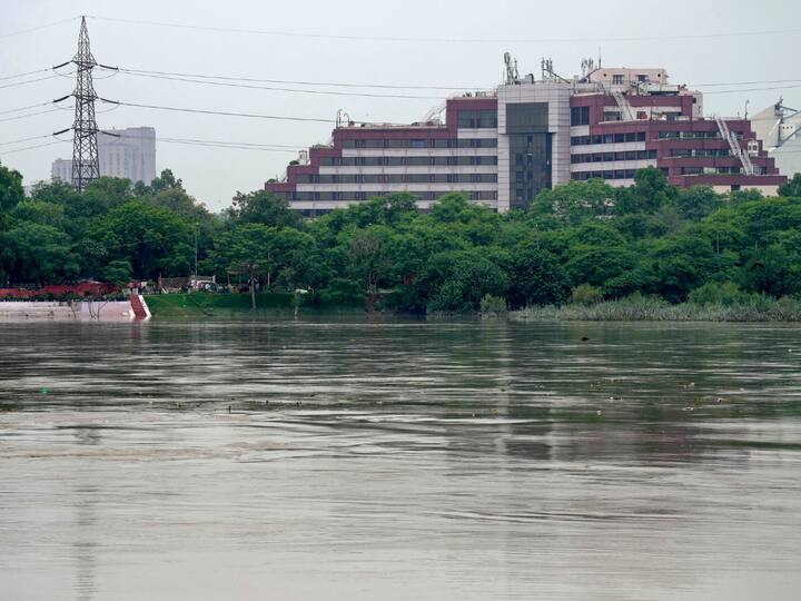 At 4pm, the water level of Yamuna river stood at 207.07 metres. Image Source: PTI