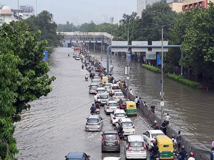 Delhi Receives 11 MM Rain In 3 Hours Triggers Severe Waterlogging And Traffic Congestion Watch Video Severe Waterlogging, Traffic Congestion As Delhi Receives 11mm Of Rainfall In 3 Hours — WATCH