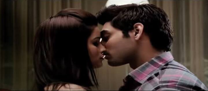 रुसलान और चेतना की फिल्म 'आई डोंट लव यू' में काफी सारे बोल्ड सीन दिखाए गए थे. लेकिन आपको बता दें कि इन सीन को शूट करते समय दोनों ही स्टार्स अपना आपा खो बैठे थे और डायरेक्टर के कट बोलने के बाद भी वह पीछे नहीं हटे. काफी देर तक दोनों एक-दूसरे को किस करते रहे.