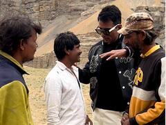 रास्ते में बीड़ी पीते मजदूरों को मिल गए सोनू सूद, देखिए फिर क्या हुआ? एक्टर के फनी वीडियो ने जीता फैंस का  दिल