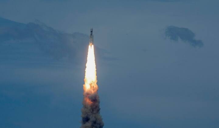 विक्रम लँडरच्या यशस्वी लँडिंगनंतर म्हणजेच चंद्राच्या दक्षिण ध्रुवावर यशस्वीरित्या उतरल्यानंतर प्रज्ञान रोव्हर त्यातून बाहेर येईल आणि चंद्राच्या पृष्ठभागावर फिरेल.