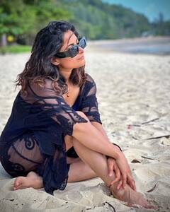 पति संग थाईलैंड में मस्ती कर रहीं 'गुम है किसी के प्यार में' फेम ऐश्वर्या शर्मा, ब्लू मोनोकनी में दिए किलर पोज