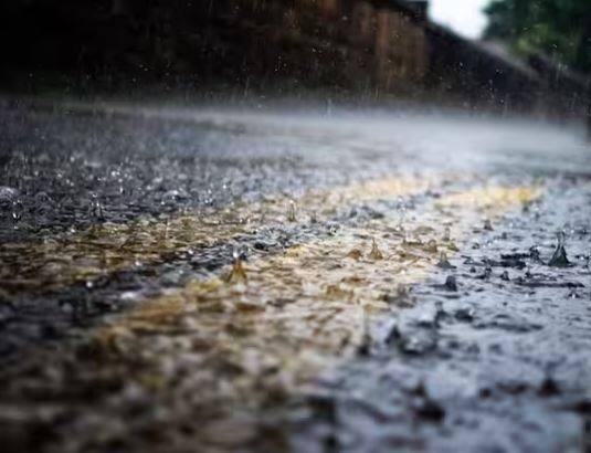 ਯਮਨ ਦੀ ਰਾਜਧਾਨੀ ਸਨਾ ਦੇ ਪੱਛਮ ਵਿਚ ਮਨਖ ਦੇ ਡਾਇਰੈਕਟੋਰੇਟ ਦੇ ਹਰਜ ਖੇਤਰ ਵਿਚ ਅਲ-ਹੁਤੈਬ ਨਾਂ ਦਾ ਇਕ ਪਿੰਡ ਵੀ ਹੈ, ਜਿੱਥੇ ਕਦੇ ਮੀਂਹ ਦੀ ਬੂੰਦ ਵੀ ਨਹੀਂ ਪੈਂਦੀ। ਸੈਲਾਨੀ ਇੱਥੇ ਆਉਂਦੇ ਹਨ ਅਤੇ ਸ਼ਾਨਦਾਰ ਦ੍ਰਿਸ਼ਾਂ ਦਾ ਆਨੰਦ ਲੈਂਦੇ ਹਨ। ਇਸ ਪਿੰਡ 'ਚ ਪਹਾੜੀ ਖੇਤਰ 'ਚ ਬਹੁਤ ਹੀ ਖੂਬਸੂਰਤ ਘਰ ਬਣਾਏ ਗਏ ਹਨ, ਜਿਨ੍ਹਾਂ ਨੂੰ ਦੇਖ ਕੇ ਲੋਕ ਹੈਰਾਨ ਹਨ।