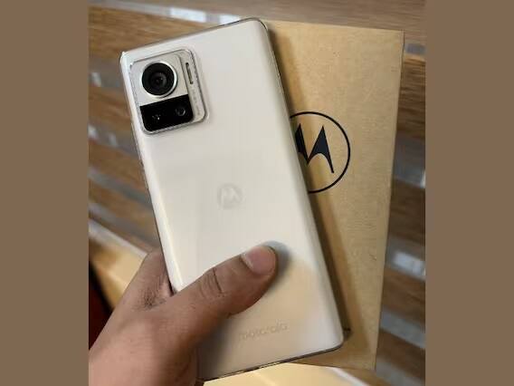 Motorola Edge 30 Ultra: આ સ્માર્ટફોન ગયા વર્ષે લોન્ચ થયો હતો. આ પહેલો ફોન હતો જેમાં 200MP કેમેરા આપવામાં આવ્યો હતો. આ સ્માર્ટફોનમાં 200MP સેમસંગ HP1 સેન્સર, 50MP અલ્ટ્રાવાઇડ કેમેરા અને 12MP ટેલિફોટો કેમેરા છે. આની કિંમત 44,999 રૂપિયા છે.