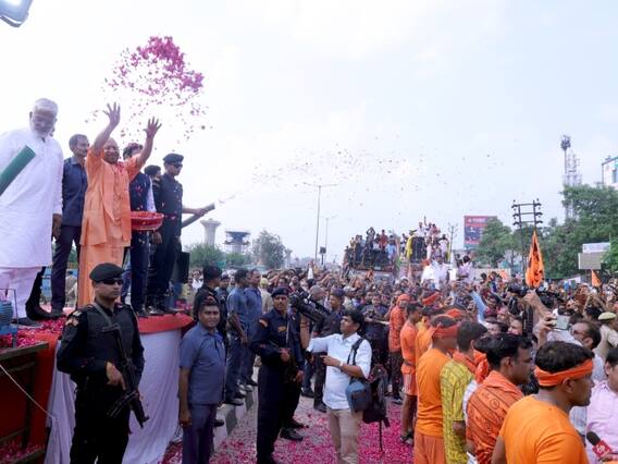 Kanwar Yatra 2023: मेरठ में सीएम योगी ने कांवड़ यात्रियों पर की पुष्पवर्षा, इस अंदाज में किया उनका स्वागत