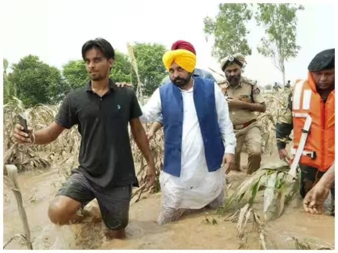 Boat started capsizing in Purman, Chief Minister of Punjab Bhagwant Mann saved Mand, watch video Bhagwant Mann Boat: પુરમાં બોટ થવા લાગી હાલકડોલક, માંડ બચ્યાં પંજાબના મુખ્યમંત્રી ભગવંત માન, જુઓ વીડિયો
