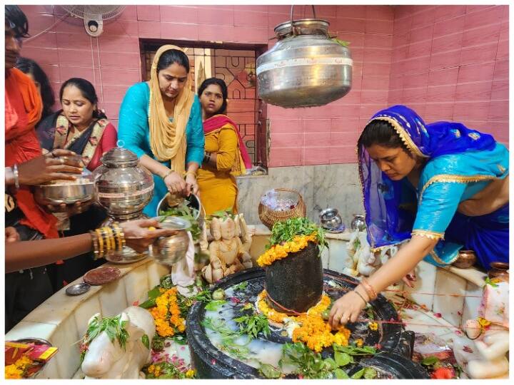 Crowd gathered in temples today on Shivratri of Sawan, Kanwadis doing Jalabhishek of Lord Shiva