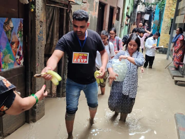 ABVP released helpline number for flood victims in Delhi, helping people like this