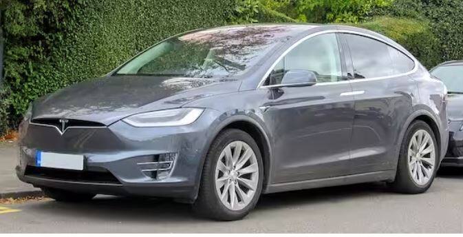 ਇਸ ਦੀਆਂ ਦੋ ਕਾਰਾਂ ਬਾਲੀਵੁੱਡ ਵਿੱਚ ਹਨ। ਜਿਸ ਵਿੱਚ ਇੱਕ ਅਦਾਕਾਰ ਰਿਤੇਸ਼ ਦੇਸ਼ਮੁਖ ਨਾਲ ਹੈ। ਜੋ ਕਿ ਟੇਸਲਾ ਮਾਡਲ ਐਕਸ. ਜਿਸ ਨੂੰ ਉਨ੍ਹਾਂ ਦੀ ਪਤਨੀ ਜੇਨੇਲੀਆ ਡਿਸੂਜ਼ਾ ਨੇ ਗਿਫਟ ਕੀਤਾ ਸੀ।