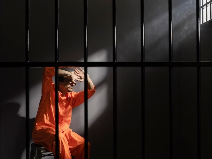 Prison punishment. Заключенный. Палочки на стене в тюрьме.