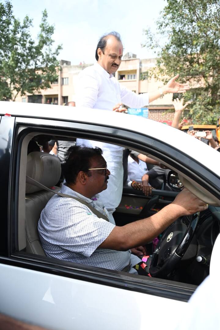 या वाहनात मंत्री छगन भुजबळ, आ. माणिकराव कोकाटे, आ.दिलीप बनकर हे मागील सीटवर तर अजितदादा हे पुढील सीटवर बसलेले होते...