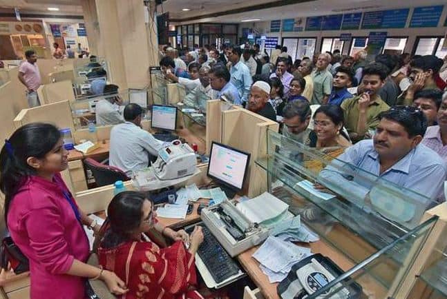 Bank Jobs Recruitment for 400 posts in this  bank know who can apply Bank Jobs 2023: આ જાણીતી બેંકમાં નીકળી 400 પદ પર ભરતી, જાણો કોણ કરી શકે છે અરજી