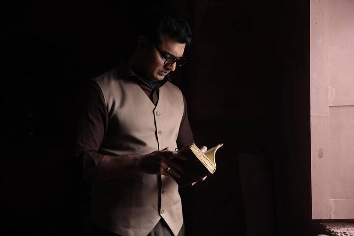 কালো ফ্রেমের চশমা, কখনও গলাবন্ধ কোট, কখনও পাঞ্জাবিতে বেশ মানানসই। টিজারে তাঁর প্রথম সংলাপ, 'আমি নেতাও নই, অভিনেতাও নই' বেশ চমক লাগায়। কারণ, বাস্তবে কিন্তু তিনি এই দুই চরিত্রই সফলভাবে ব্যালেন্স করে চলেছেন।