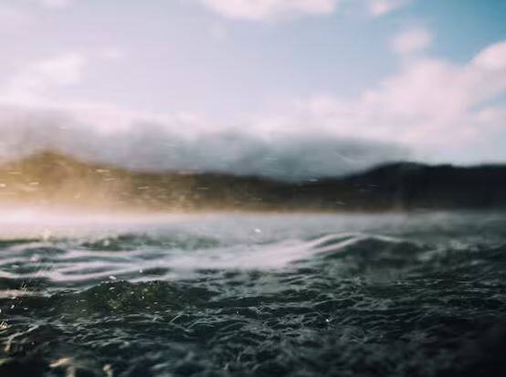 ਇਸ ਪਿੰਡ ਦੀ ਇੱਕ ਖਾਸੀਅਤ ਇਹ ਹੈ ਕਿ ਇੱਥੇ ਕਦੇ ਮੀਂਹ ਨਹੀਂ ਪੈਂਦਾ। ਇਸ ਦਾ ਕਾਰਨ ਇਹ ਹੈ ਕਿ ਇਹ ਪਿੰਡ ਬੱਦਲਾਂ ਦੇ ਉੱਪਰ ਵਸਿਆ ਹੋਇਆ ਹੈ। ਇਸ ਪਿੰਡ ਦੇ ਹੇਠਾਂ ਬੱਦਲ ਬਣਦੇ ਹਨ ਅਤੇ ਮੀਂਹ ਪੈਂਦਾ ਹੈ। ਇੱਥੇ ਦਾ ਦ੍ਰਿਸ਼ ਅਜਿਹਾ ਹੈ ਜਿਵੇਂ ਤੁਸੀਂ ਸ਼ਾਇਦ ਕਦੇ ਨਹੀਂ ਦੇਖਿਆ ਹੋਵੇਗਾ।