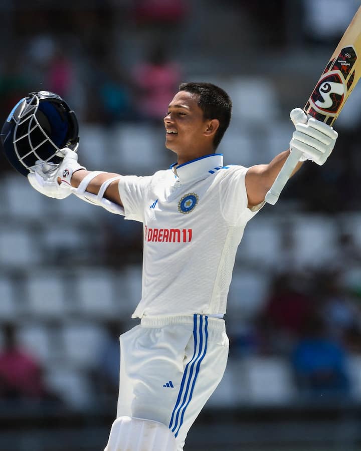 মোহালিতে অস্ট্রেলিয়ার বিরুদ্ধে অভিষেক টেস্টে ১৮৭ রান করেছিলেন ধবন।