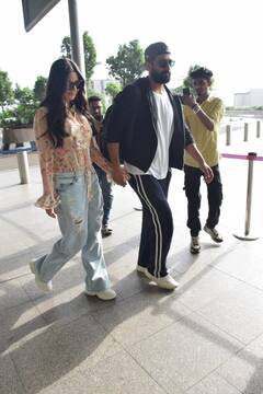 Katrina Kaif का बर्थडे सेलिब्रेट करने के लिए वेकेशन पर पत्नी संग रवाना हुए विक्की कौशल, हाथों में हाथ डाले कैजुअल लुक में स्पॉट हुआ कपल