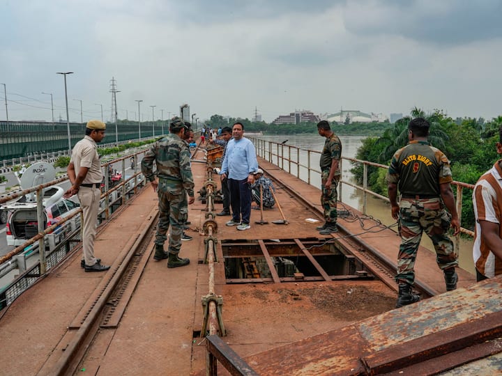 Indian Army engineering regiment officials work to open the Yamuna bridge gate, at ITO. Image Source: PTI