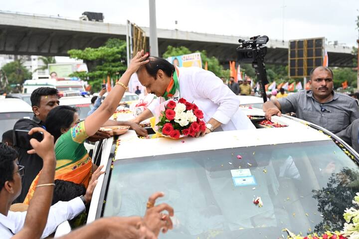 'शासन आपल्या दारी ' या योजनेच्या निमित्ताने नाशिक दौऱ्यावर आलेल्या उपमुख्यमंत्री अजित पवार यांच्या वाहनाचे सारथ्य आज माजी खासदार समीर भुजबळ हे करताना दिसून आले.