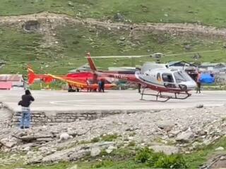 हेलीकॉप्टर के सामने खड़े होकर सेल्फी लेने लगा शख्स, टेक ऑफ करने में हुई दिक्कत, सिखाया गया सबक- Video