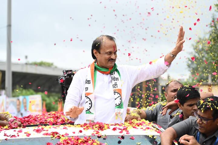 राज्याचे उपमुख्यमंत्री अजित पवार यांचे आज नाशिक रोड रेल्वे स्थानकात आगमन होताच पदाधिकारी कार्यकर्त्यांच्या वतीने ढोलताशा वाजवत, फटाक्यांची आतषबाजी व पुष्पवृष्टी करत नाशिक शहरात जल्लोषात स्वागत करण्यात आले.