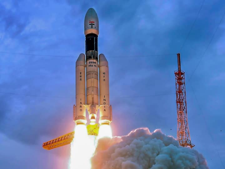 chandrayaan 3 launch updates when it will reach on moon isro moon landing mission update Chandrayaan-3 : चांद्रयान-3 चंद्राच्या पृष्ठभागावर कधी उतरणार? इस्रोच्या प्रमुखांनी सांगितली तारीख; कसा असेल चंद्रापर्यंतचा 40 दिवसांचा प्रवास?