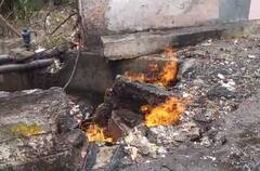 Pune Fire :  साळुंके विहारमधील एमएनजीएल पाईपलाईनला भीषण आग; कार जळून खाक