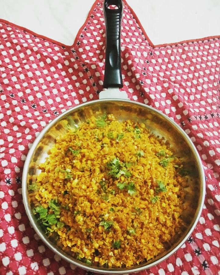 कॉर्न उपमा बनाने के लिए चाहिए एक कप स्वीट कॉर्न, दो प्याज बारीक कटे हुए, एक चम्मच तेल, जीरा, करी पत्ते, एक चुटकी हींग, राई,  स्वाद अनुसार नमक, हल्दी पाउडर, लाल मिर्च पाउडर, मूंगफली के दाने, ताजी कटी हुई धनिया पत्ती, नारियल घिसा हुआ